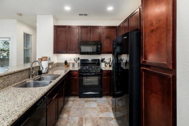 451 Avenida De La Luna, Vista, CA 92083