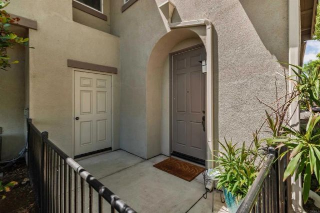 451 Avenida De La Luna, Vista, CA 92083