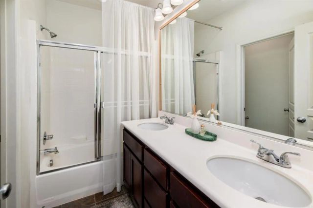 451 Avenida De La Luna, Vista, CA 92083