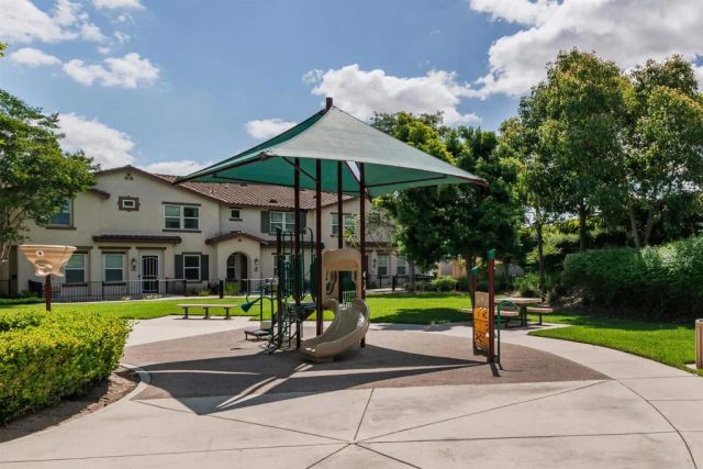 451 Avenida De La Luna, Vista, CA 92083