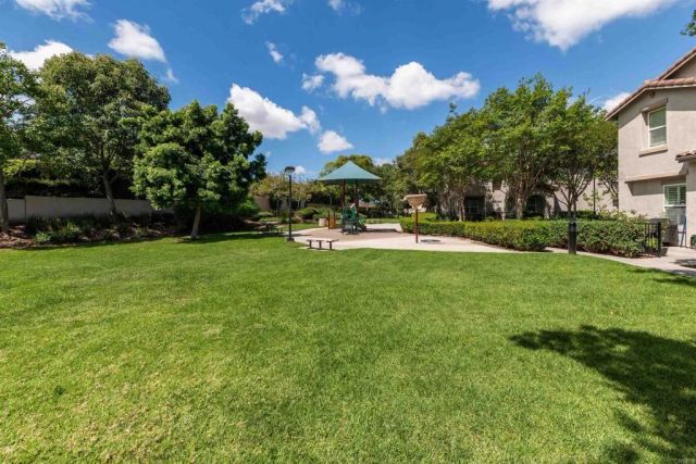 451 Avenida De La Luna, Vista, CA 92083