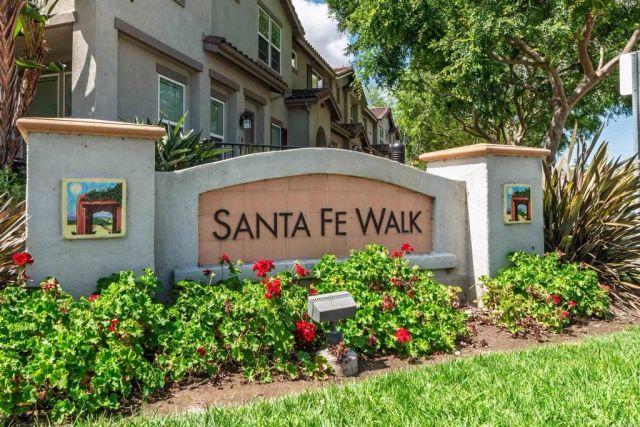 451 Avenida De La Luna, Vista, CA 92083