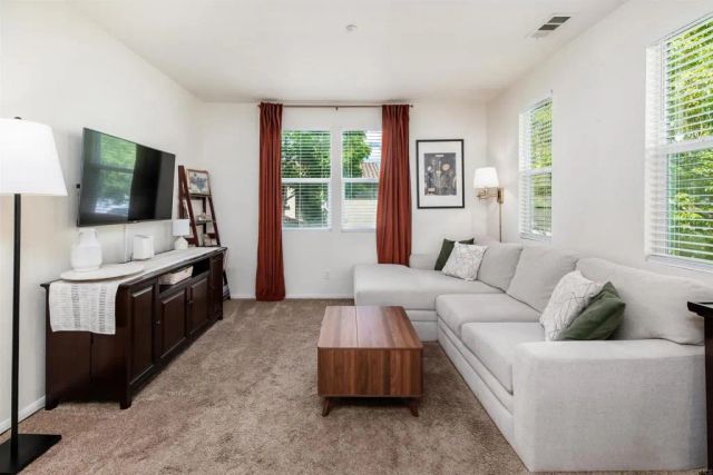 451 Avenida De La Luna, Vista, CA 92083