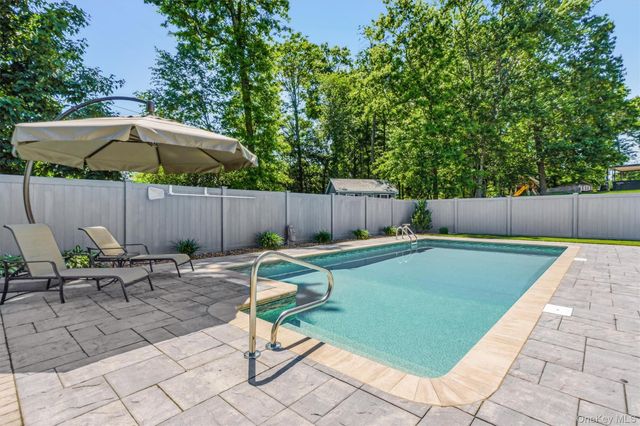 35 Briarwood Lane, New Windsor, NY 12553
