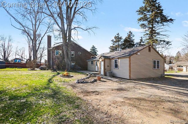 211 Cardinal Street, Commerce Twp, MI 48382