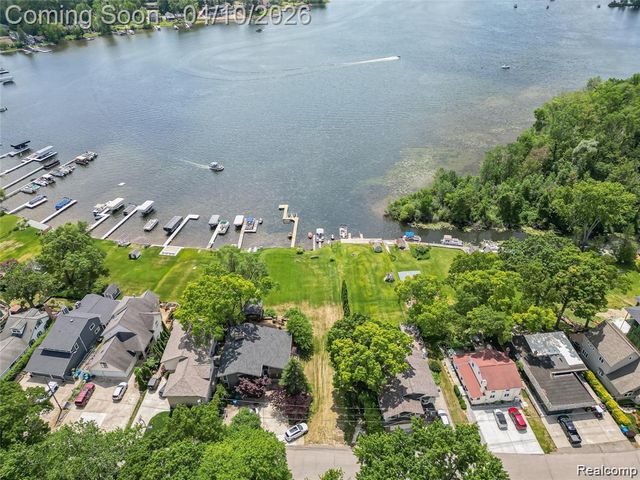 211 Cardinal Street, Commerce Twp, MI 48382