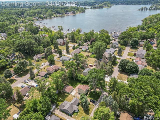 211 Cardinal Street, Commerce Twp, MI 48382