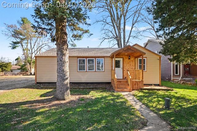 211 Cardinal Street, Commerce Twp, MI 48382