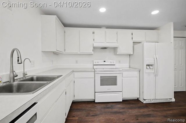 211 Cardinal Street, Commerce Twp, MI 48382