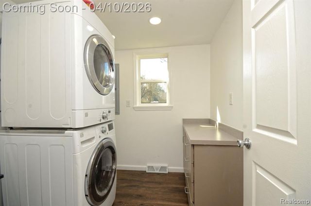 211 Cardinal Street, Commerce Twp, MI 48382