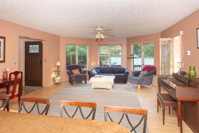 12 Bridle Way, Hurricane, WV 25526