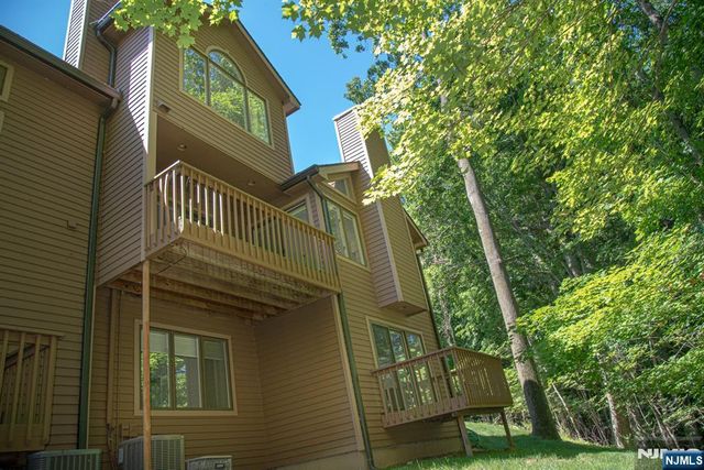 23 Lakeview Drive, Old Tappan, NJ 07675