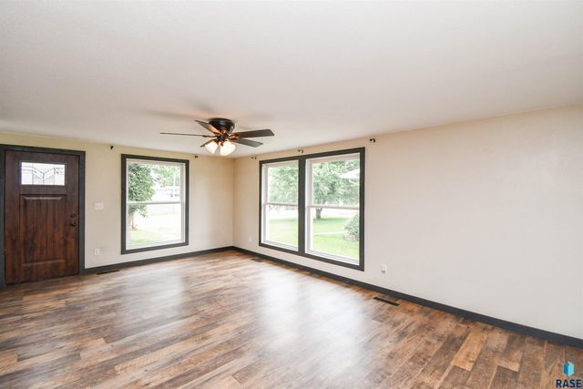 919 S Academy St Street, Lennox, SD 57039