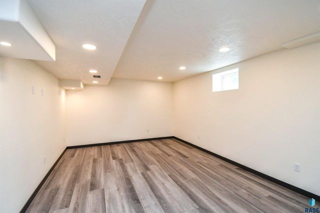 919 S Academy St Street, Lennox, SD 57039