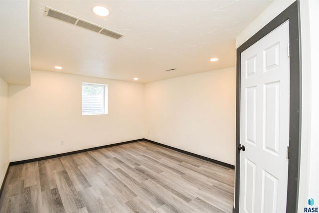 919 S Academy St Street, Lennox, SD 57039