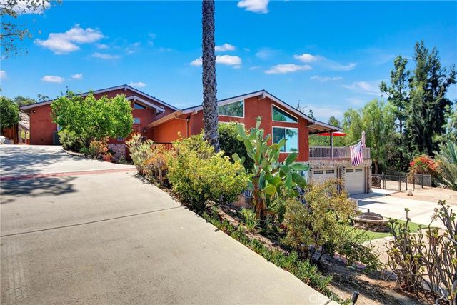 1026 Arnold Way, Alpine, CA 91901