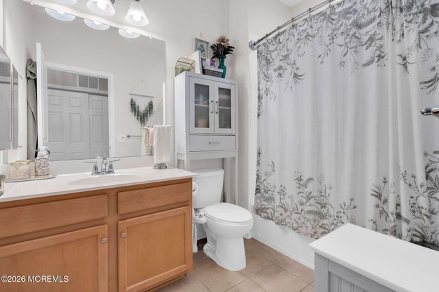 18 Jake Drive, Tinton Falls, NJ 07712