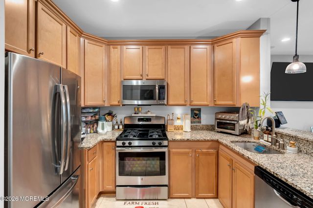 18 Jake Drive, Tinton Falls, NJ 07712