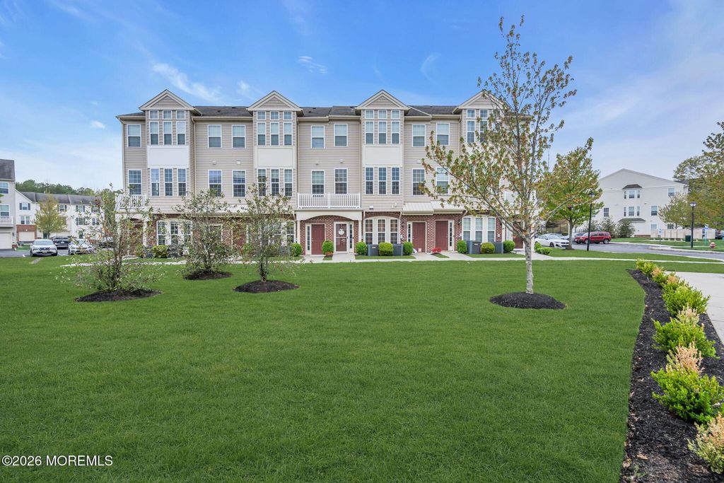 18 Jake Drive, Tinton Falls, NJ 07712