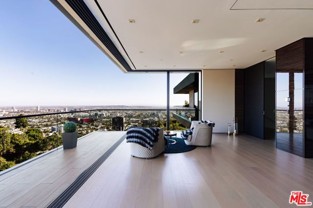 9199 Thrasher Avenue, Los Angeles, CA 90069