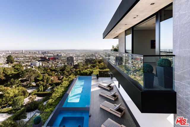9199 Thrasher Avenue, Los Angeles, CA 90069