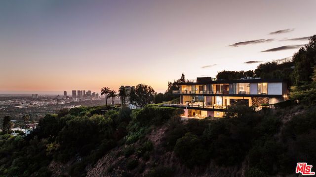 9199 Thrasher Avenue, Los Angeles, CA 90069