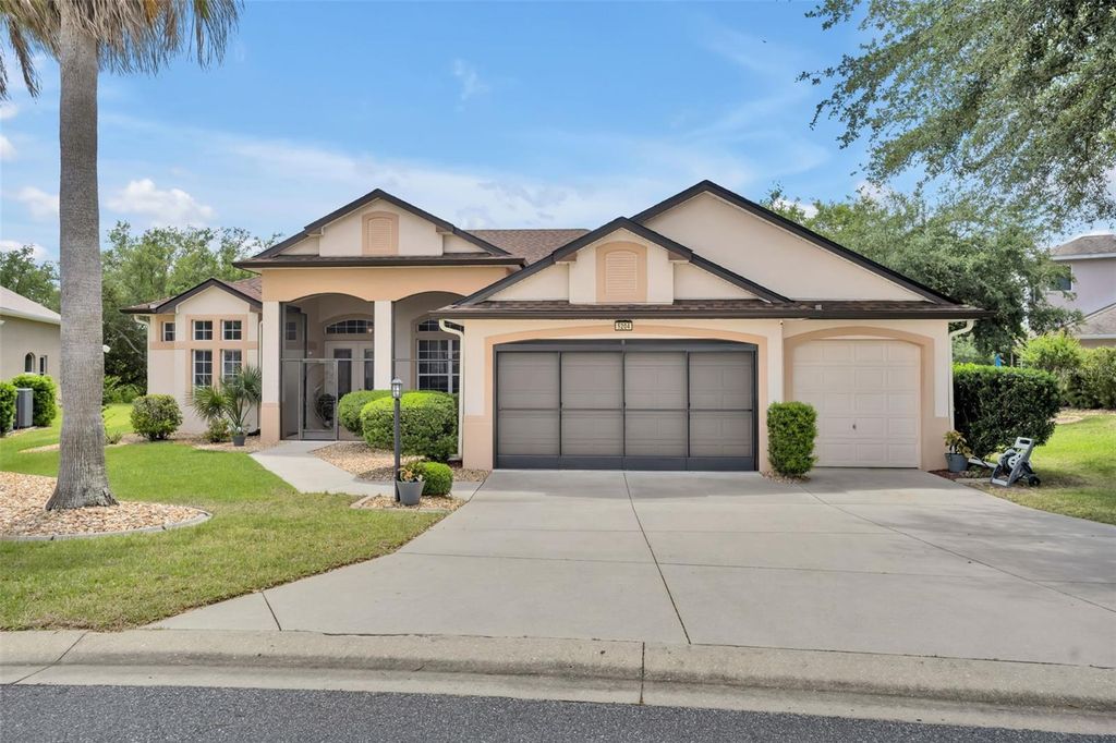 Image 3 of property listing at 5204 SCOTLAND COURT, Leesburg, FL 34748