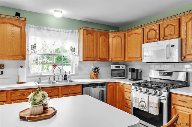 41 Creekwood Drive, Lancaster, NY 14086