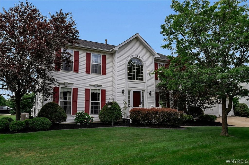 41 Creekwood Drive, Lancaster, NY 14086