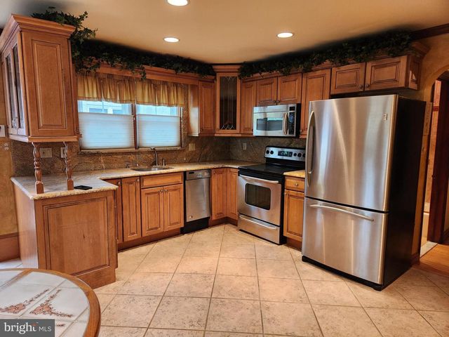 647 GROVE STREET, Bridgeport, PA 19405