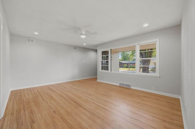 233 S Stearns, Haysville, KS 67060