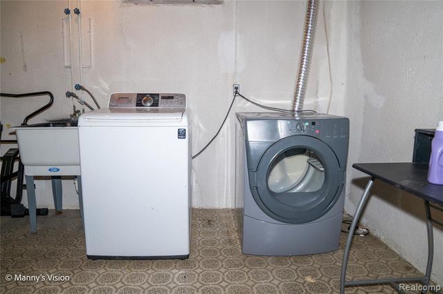 29226 Scarborough Drive, Warren, MI 48088