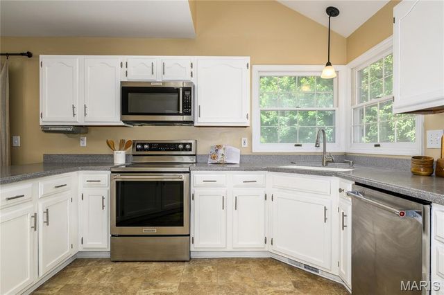 6 Lost Meadow Court, St Charles, MO 63303