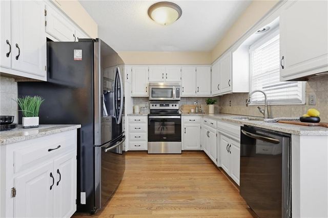 8014 Hall Street, Lenexa, KS 66219