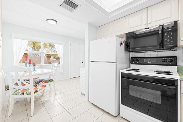 11720 PARK BOULEVARD 302, Seminole, FL 33772