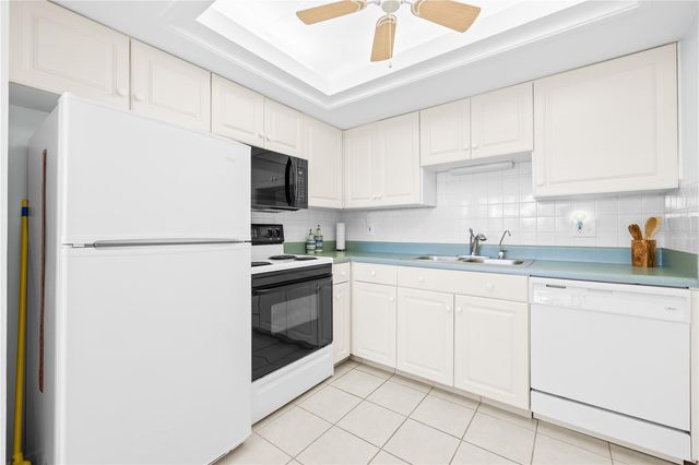 11720 PARK BOULEVARD 302, Seminole, FL 33772