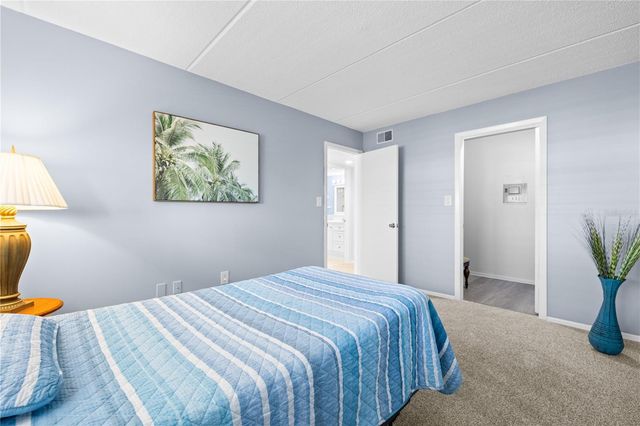 11720 PARK BOULEVARD 302, Seminole, FL 33772