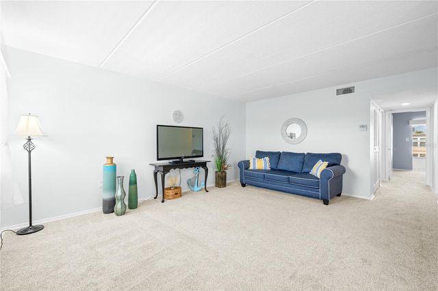 11720 PARK BOULEVARD 302, Seminole, FL 33772