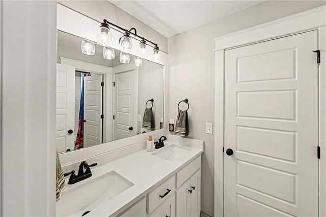 16538 S Lichtenauer Drive, Olathe, KS 66062