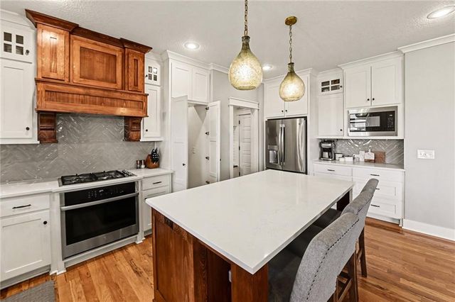 16538 S Lichtenauer Drive, Olathe, KS 66062