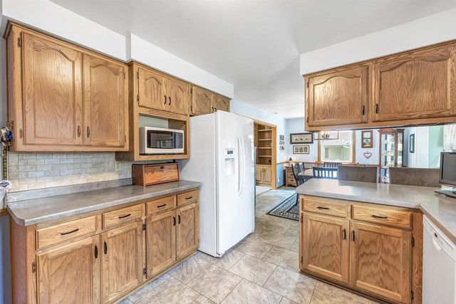 2152 WOODCREST DRIVE, Green Bay, WI 54304