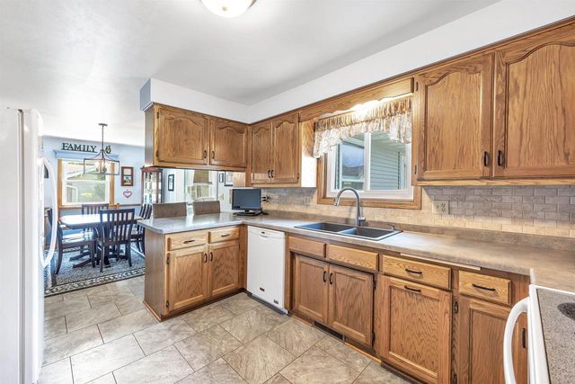 2152 WOODCREST DRIVE, Green Bay, WI 54304