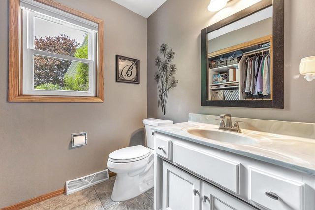 2152 WOODCREST DRIVE, Green Bay, WI 54304