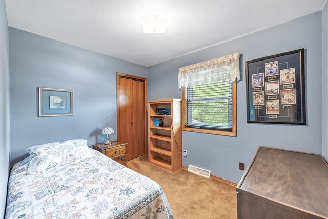2152 WOODCREST DRIVE, Green Bay, WI 54304