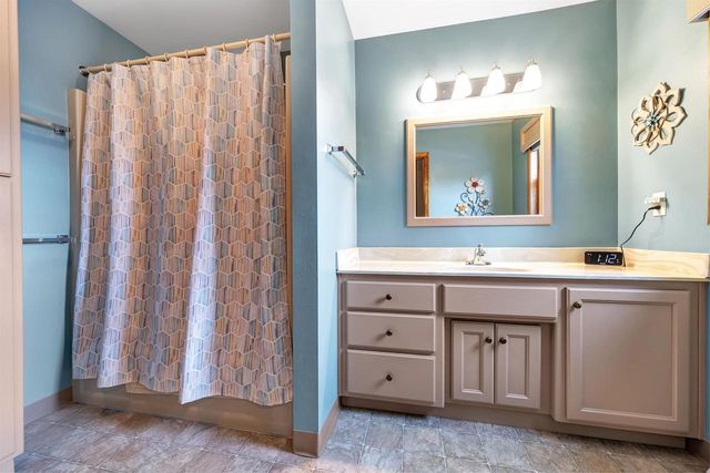 2152 WOODCREST DRIVE, Green Bay, WI 54304