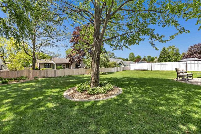 2152 WOODCREST DRIVE, Green Bay, WI 54304