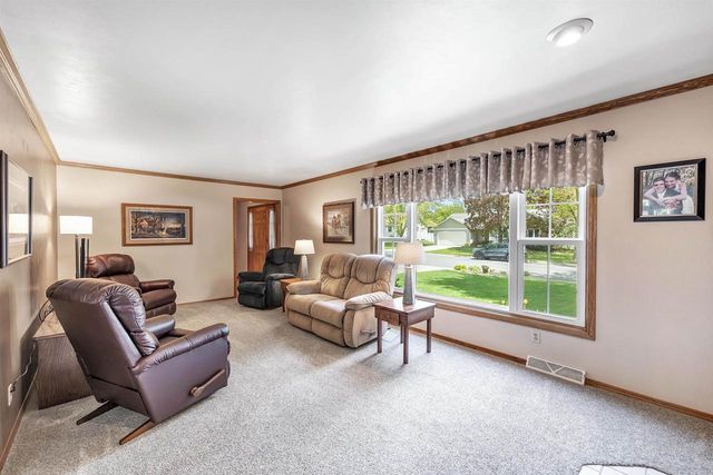 2152 WOODCREST DRIVE, Green Bay, WI 54304