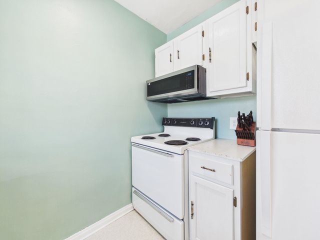 1742 S Grove St, Wichita, KS 67211