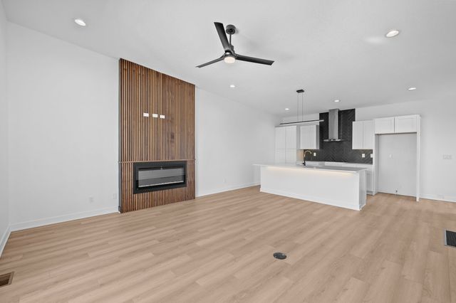 508 Indianola Road 8, Des Moines, IA 50315