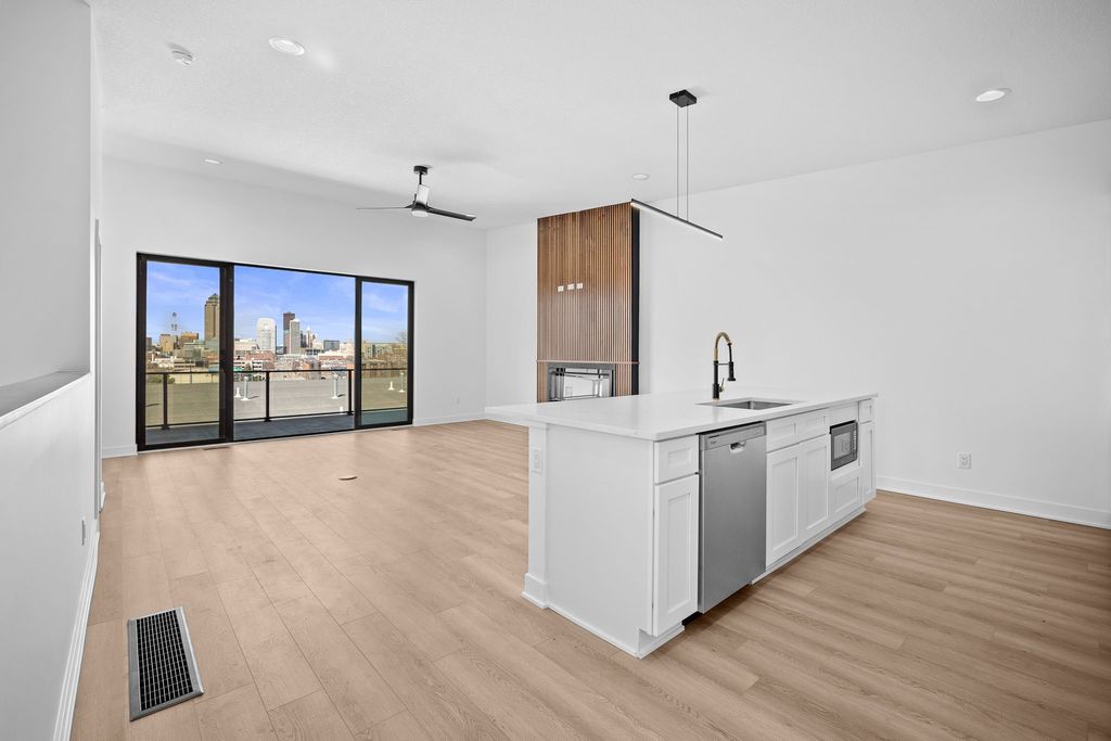 508 Indianola Road 8, Des Moines, IA 50315